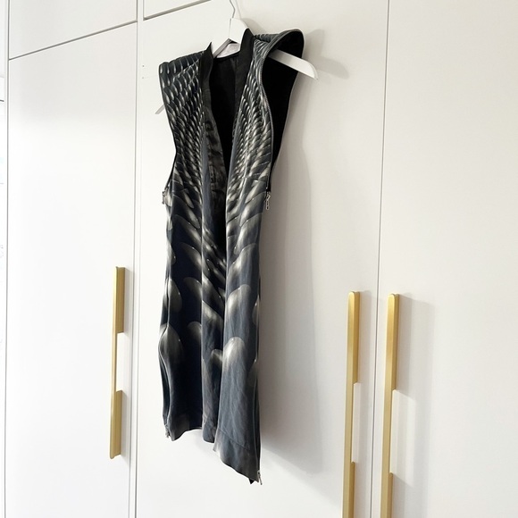 Designer dress 100% Silk plunging neckline - Picture 4 of 8